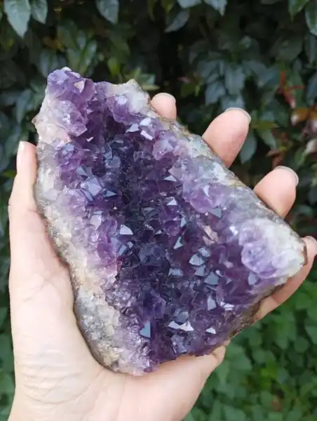 Drusa de Amatista y Cuarzo Cristal Natural – Ideal para Meditación y Feng Shui